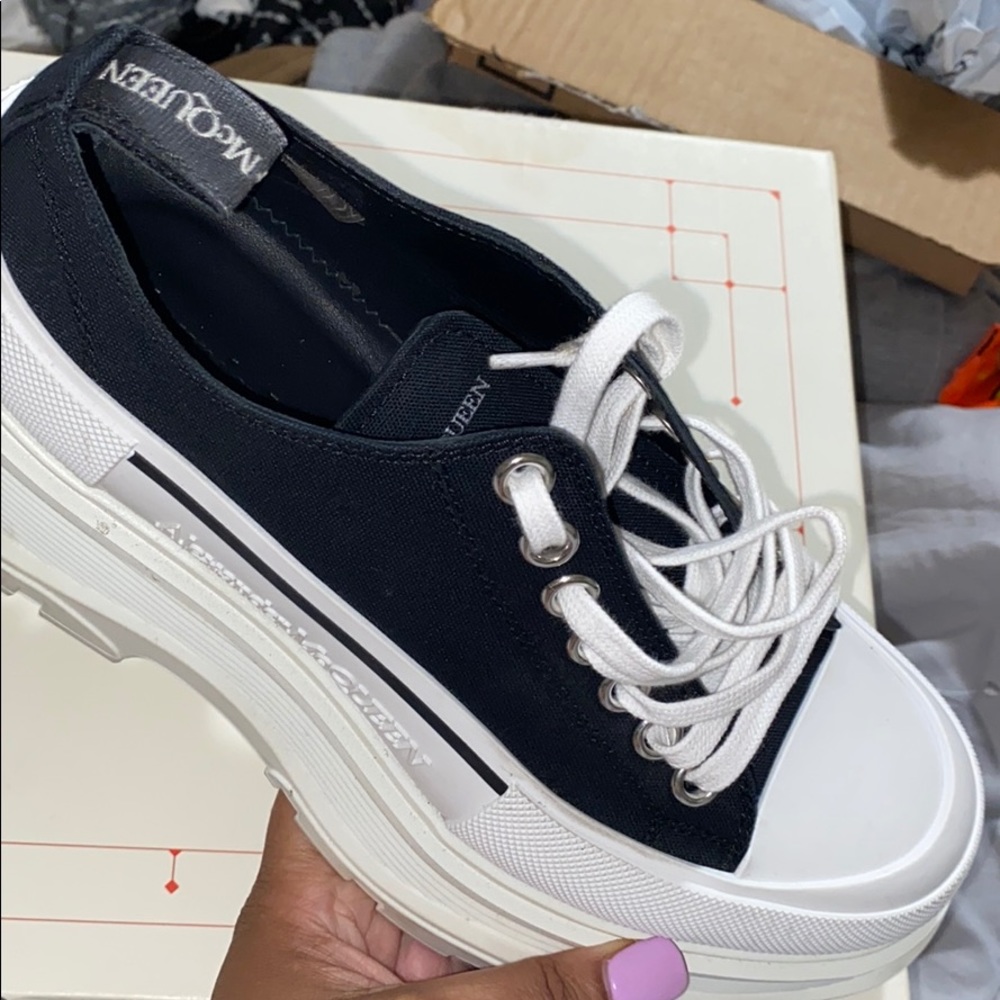 I’m selling Alexander McQueen. Only worn for 3hr